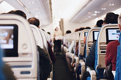 Подробнее о статье Экс-стюардесса перечислила полезные привычки пассажиров на борту